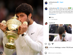 Carlos Alcaraz beijando troféu de Wimbledon. 