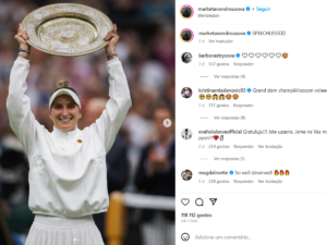 Publicação de Markéta segurando o troféu de Wimbledon.