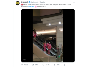 Pessoas indo assistir Barbie vestindo rosa.