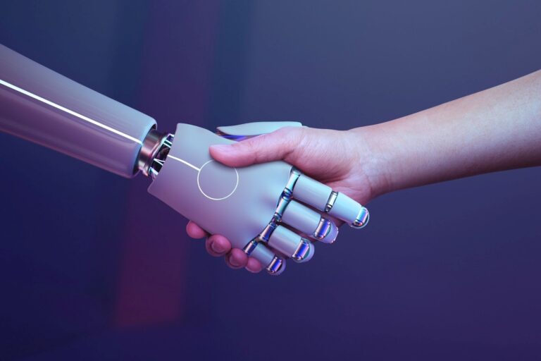 Imagem ilustrativa de robô apertando a mão de um humano para falar sobre atendimento ao cliente com uso de chatbot