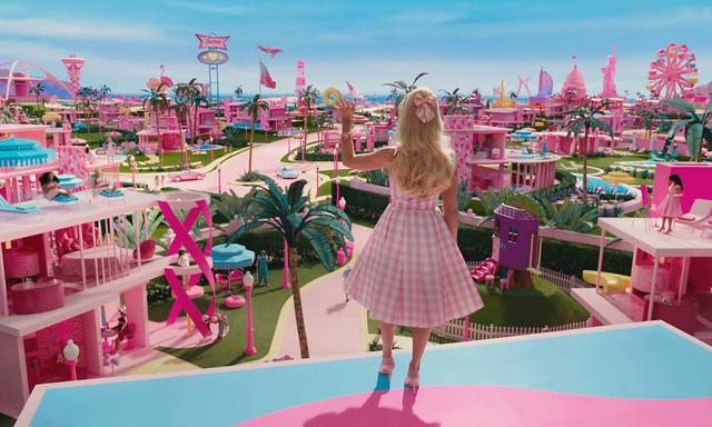 Personagens vivem na Barbie Land e vão para o mundo real.