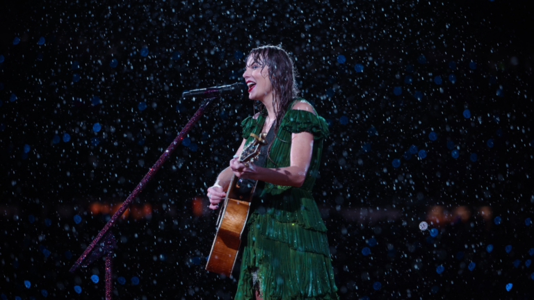 Taylor Swift cantando durante show