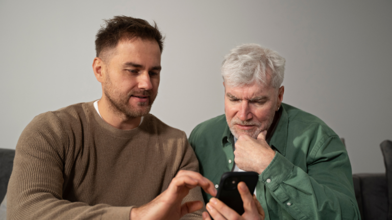 Dois homens, que são pais, usando o celular