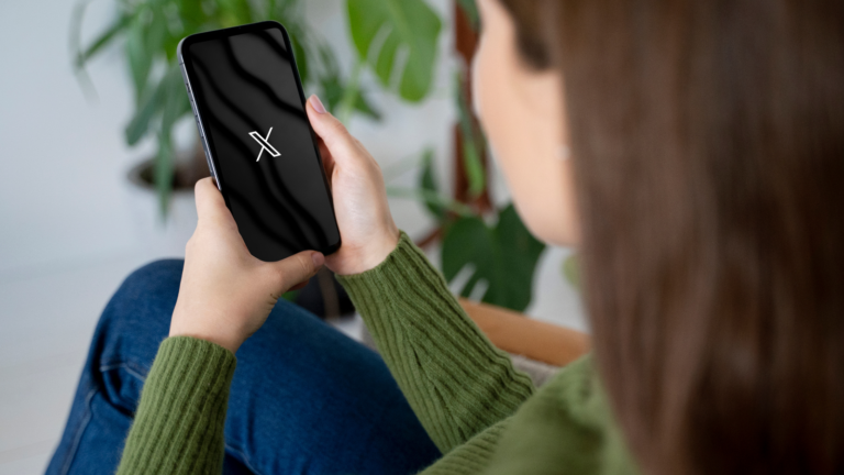 Pessoa usando X, que anunciou chamadas de áudio e vídeo.