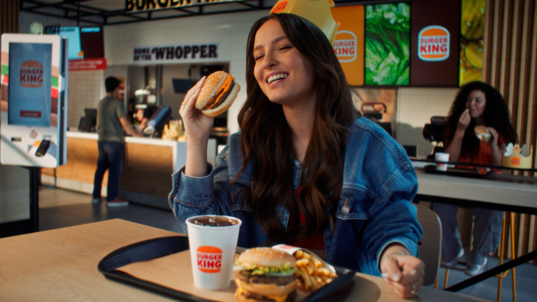 Larissa Manoela em comercial da Burger King