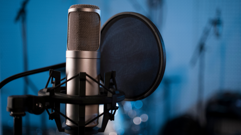 Microfone para Podcasts, que pode ser ouvido pelo YouTube Music