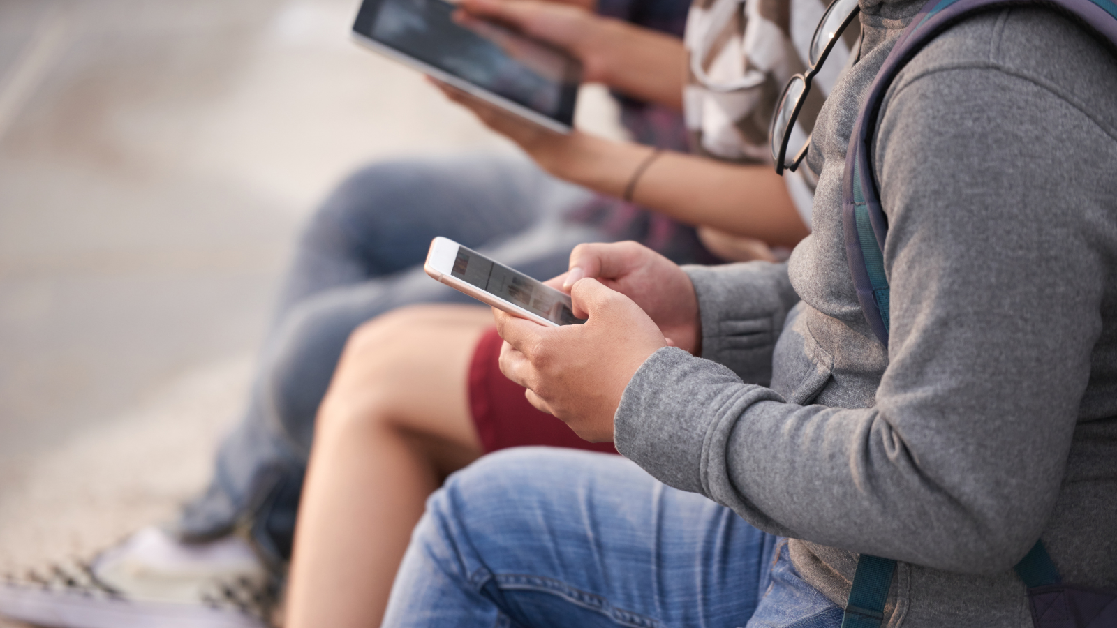 adolescentes usando celular, em que o o whatsapp é o app mais usado pelo grupo