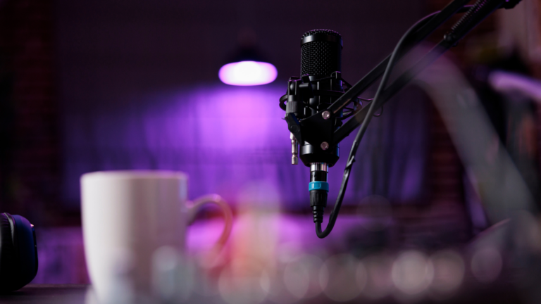 Microfone e mesa para gravar podcasts, recentemente o spotify fez um estudo sobre os programas