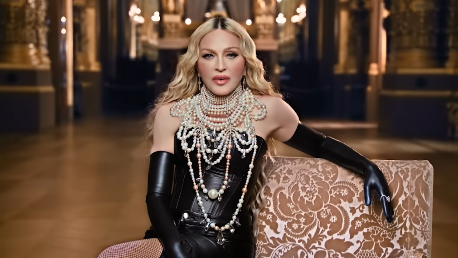 Madonna em comercial para o itaú. A cantora está sentada