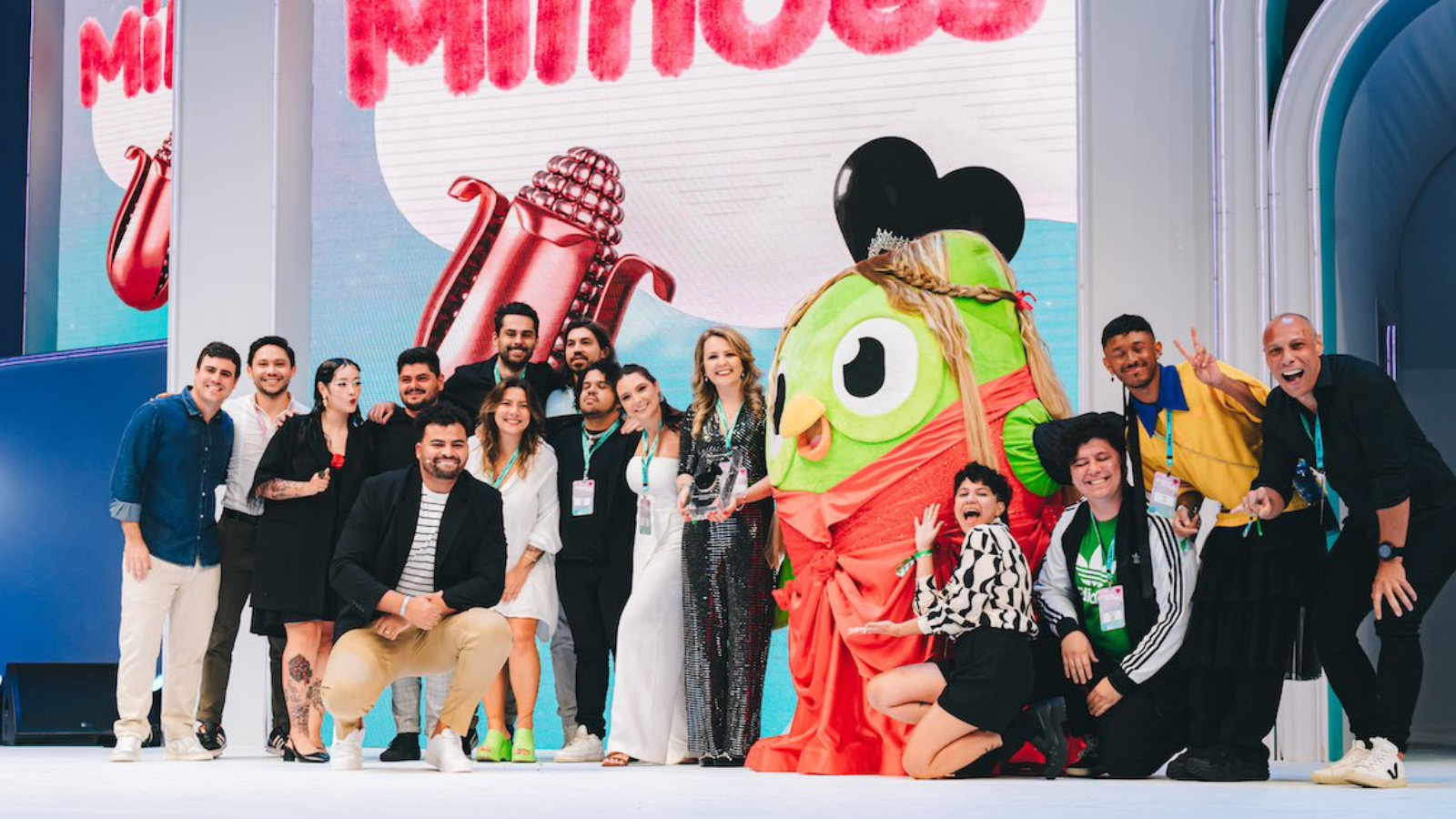 equipe recebendo o prêmio do Duolingo no TikTok Ad Awards