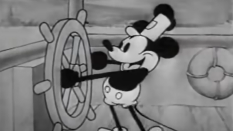 Animação do Mickey Mouse em Steamboat Willie, que agora é domínio púlico. O desenho é em preto e branco e o mickey dirige um barco sorrindo.