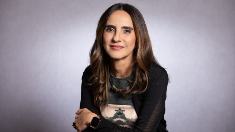 Maria Clara Ramos, nova diretora executiva de marketing, transformação e estratégia na Allianz Seguros. Ao fundo dela, há uma parece branca com contraste cinza