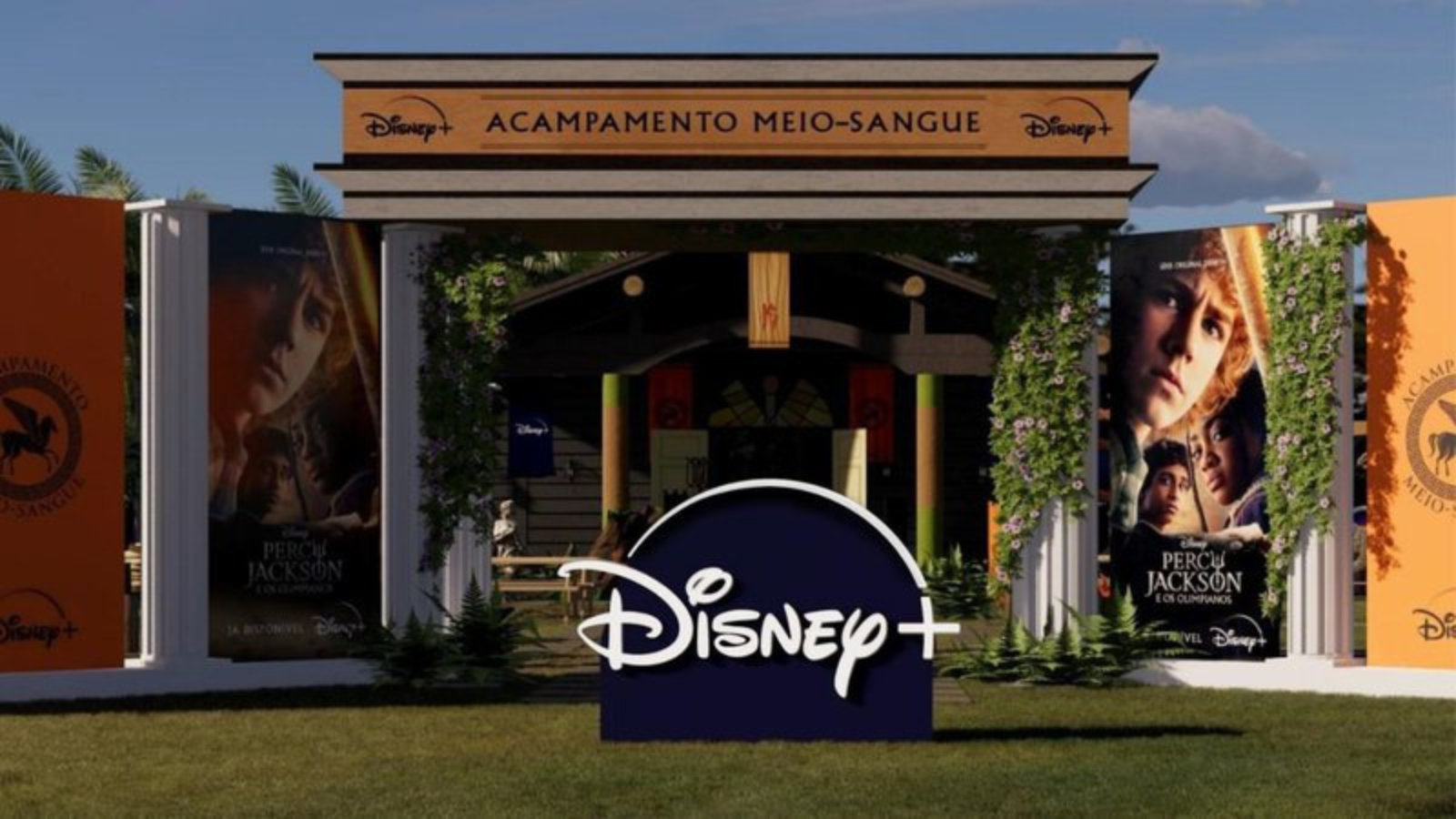 acampamento meio-sangue, no local há colunas gregas e paredes laranjas, o símbolo do disney+ também aparece