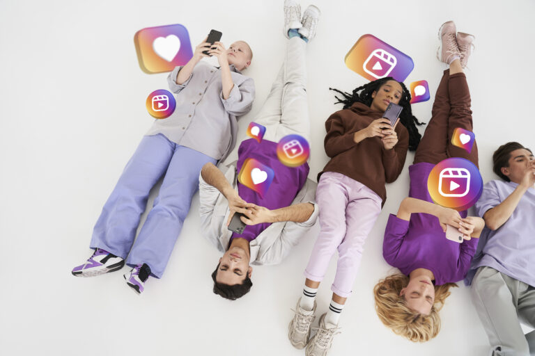 adolescentes deitados no chão e ícones com as cores do Instagram, rede da meta, flutuando