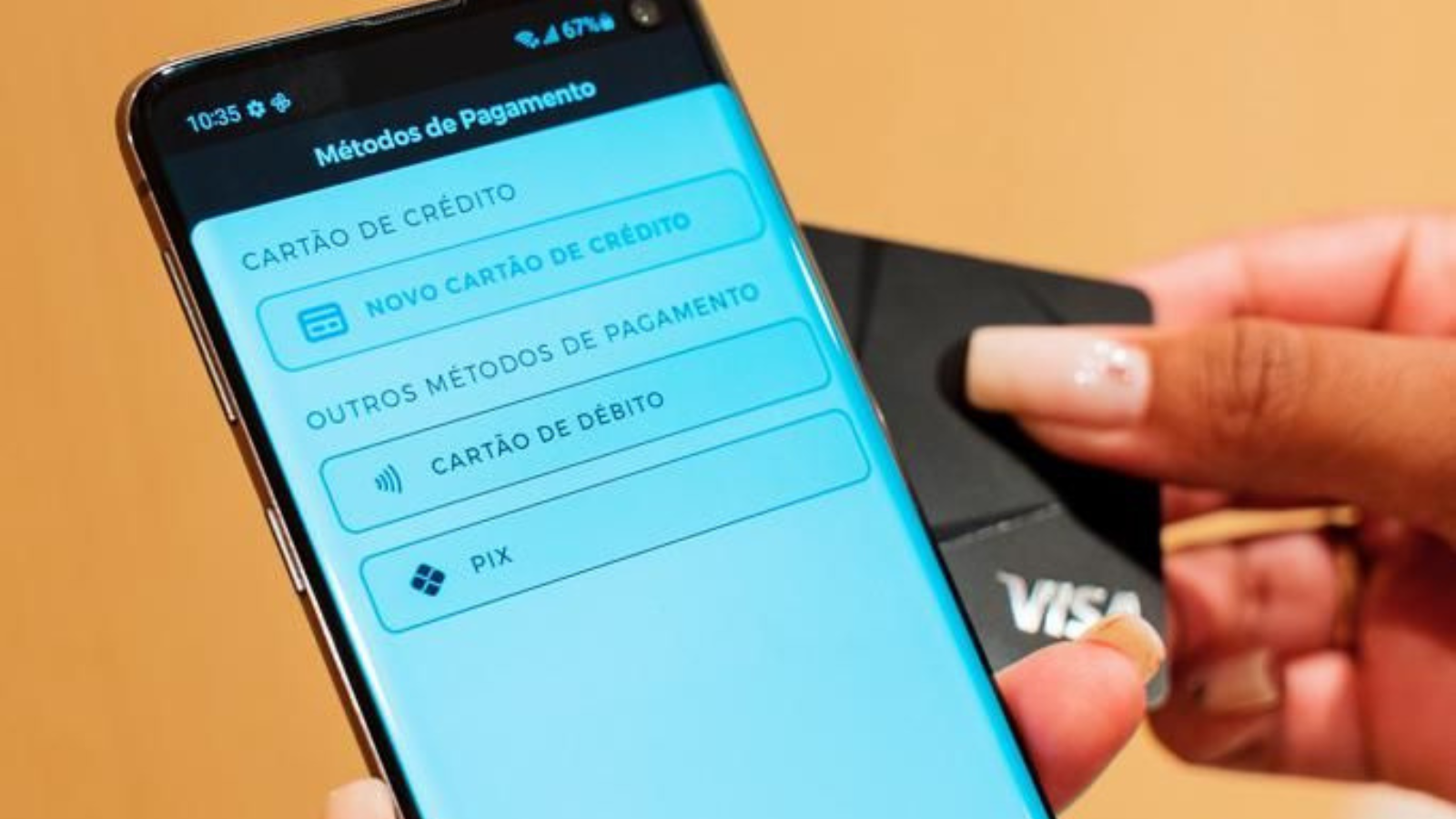 pessoa fazendo pagamento por aproximação com cartão e celular, da Visa