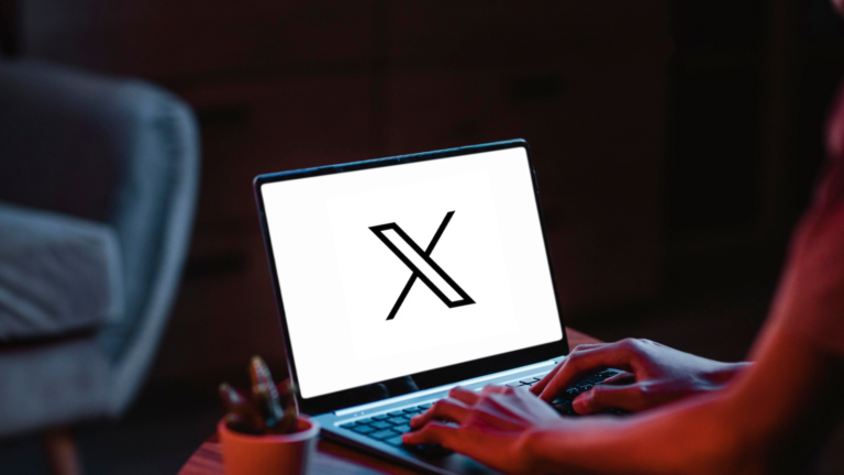pessoa usando um computador com a logo do X