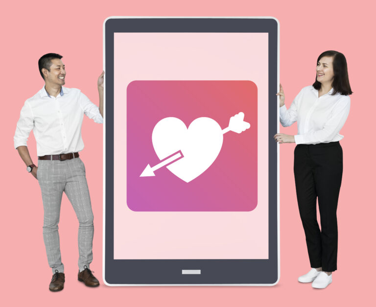 celular com coração, simbolizando o amor nas redes sociais e uma casal do lado