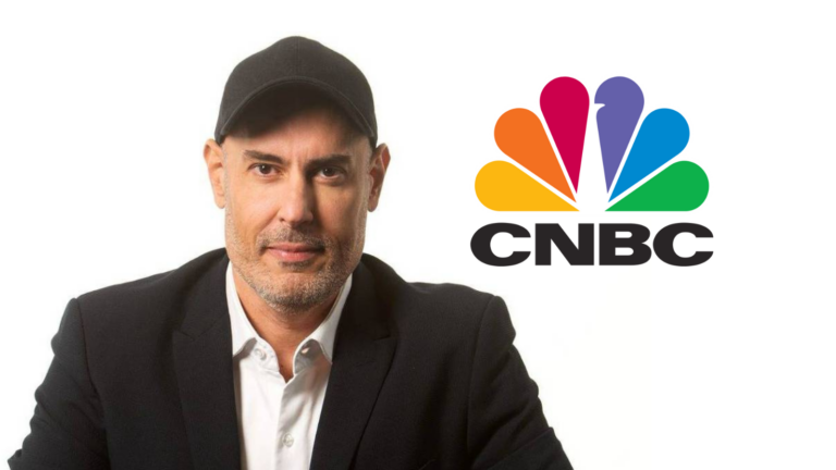 Douglas Tavolaro, jornalista que vai trazer a CNBC para o Brasil, ao lado da logo da CNBC