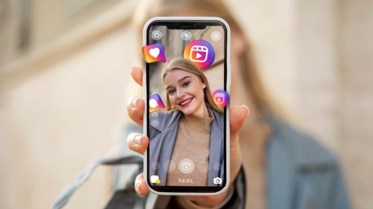 mulher se filmando com o aplicativo do Instagram, que anunciou mudanças no algoritmo, aberto no celular