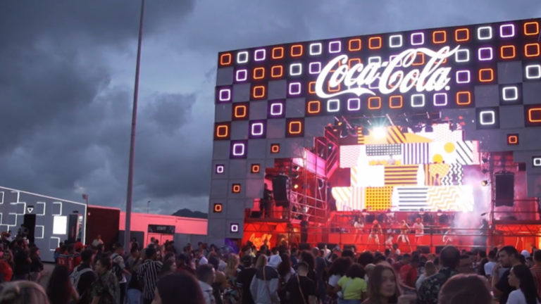 imagem de um palco com a logo da coca cola, eleita a marca mais memorável em festivais