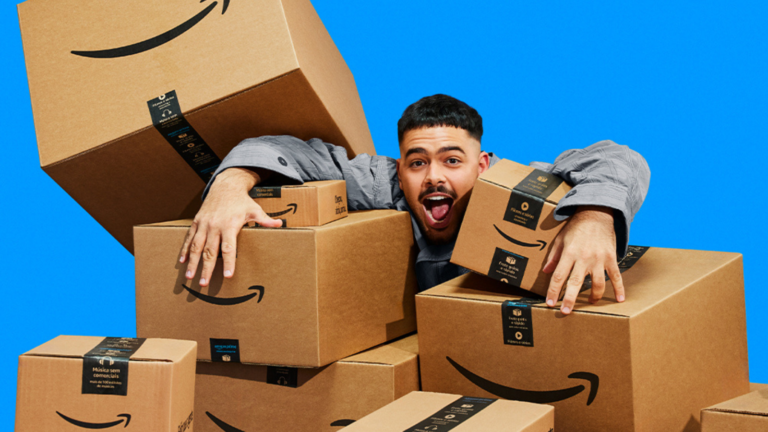 imagem de pedro sampaio no meio da várias caixas da amazon para divulgar o prime day