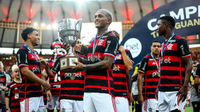 imagem do flamengo, que lidera os times de futebol mais valiosas do brasil, segurando trofeu