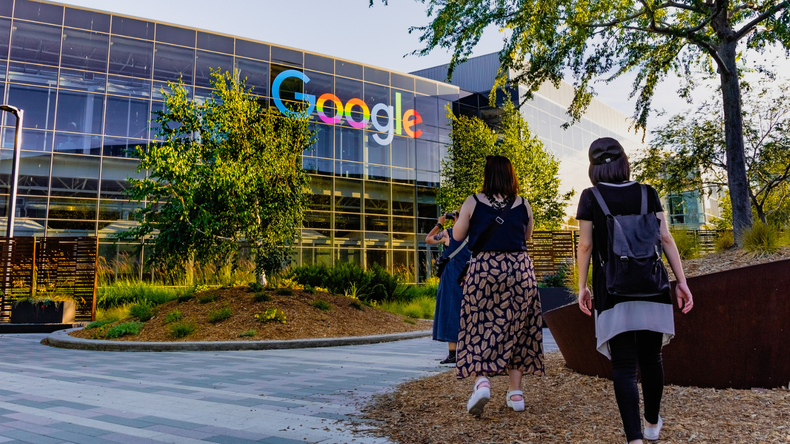 imagem de três mulheres em frente ao escritorio do google, que foi eleita a marca mais inclusiva do mundo