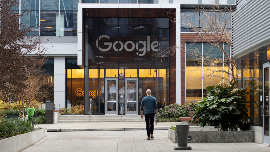 imagem da fachada da loja do google, empresa mais desejada para trabalhar pelos brasileiros