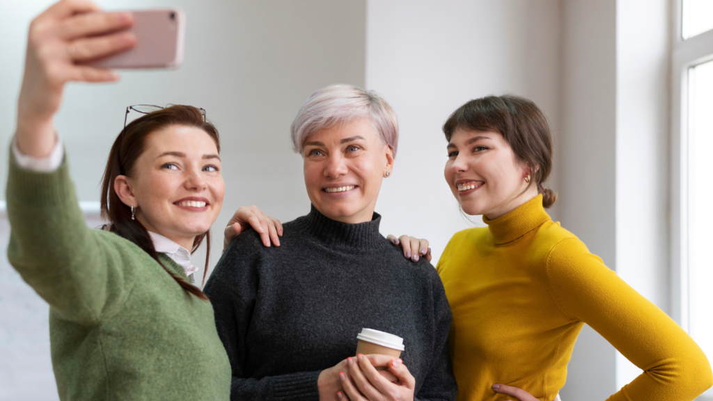 mulheres gen z e baby boomers tirando fotos juntas