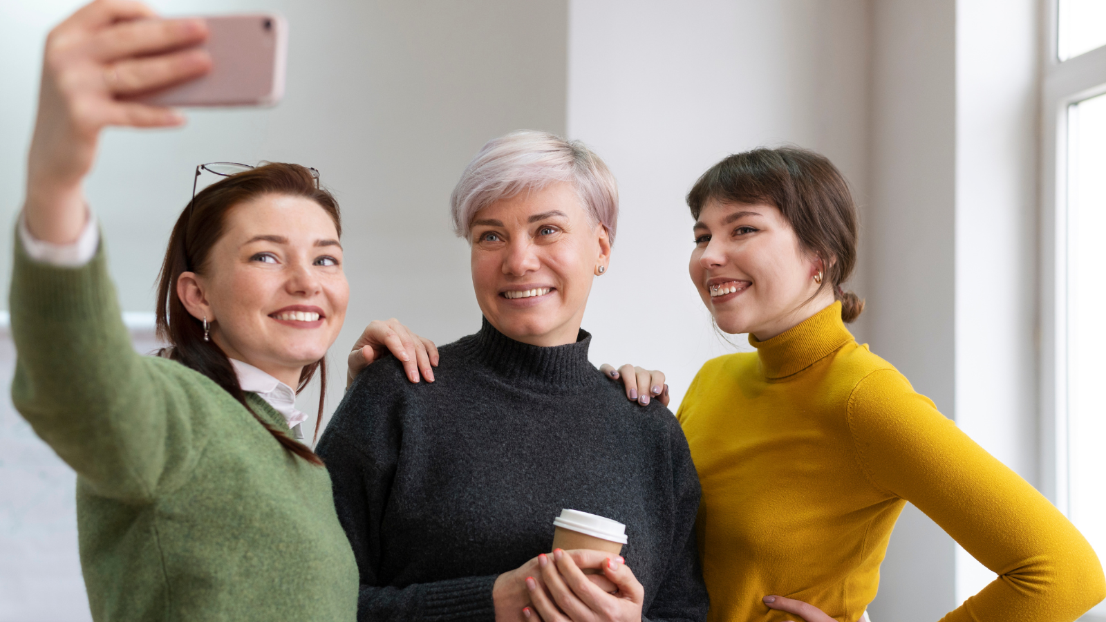 mulheres gen z e baby boomers tirando fotos juntas